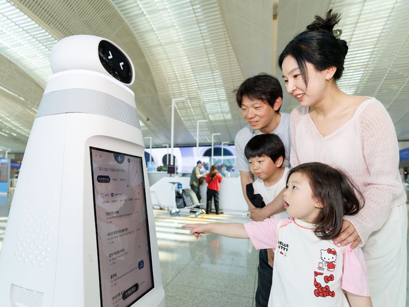 "이제 로봇이 찾아옵니다"…인천공항, 세계 최초 '자율주행 셀프체크인' 시대 열었다